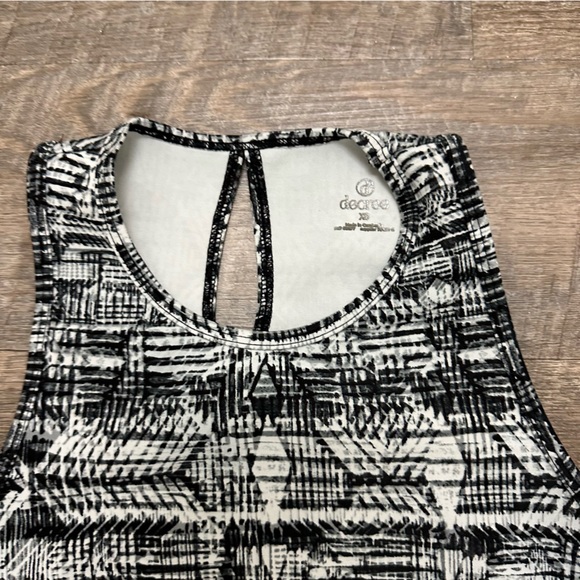 Women's Aztec Printed Scoop Neck Key Hole Black & White Crop Tank Top - Size XS - Picture 4 of 16